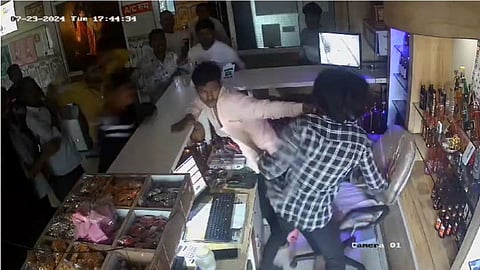 Solapur Video: बिल मागितलं म्हणून हॉटेल मॅनेजरला बेदम मारहाण; घटना सीसीटीव्हीत कैद 