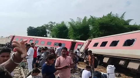 Chandigarh Express Accident Video:  गोरखपूरला जाणाऱ्या डिब्रूगढ़ चंदीगड एक्स्प्रेसचा मोठा अपघात; अनेक डबे रुळावरुन घसरले 
