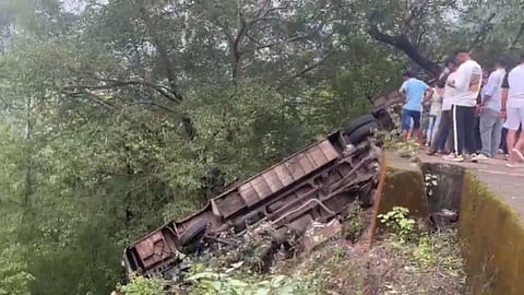 Gujarat Bus Accident: सापुतारा घाटात भीषण अपघात; 70 पर्यटकांना घेऊन जाणारी बस दरीत कोसळली 