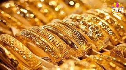 Gold Price Hike : सोन्याचे दागिने खरेदी करण्यासाठी जळगावच्या सराफ बाजारात ग्राहकांची मोठी गर्दी जमा झाली आहे. गेल्या वर्षापेक्षा यंदा सोन्याच्या दरात 20 हजार  रूपयाची दरवाढ आहे. 