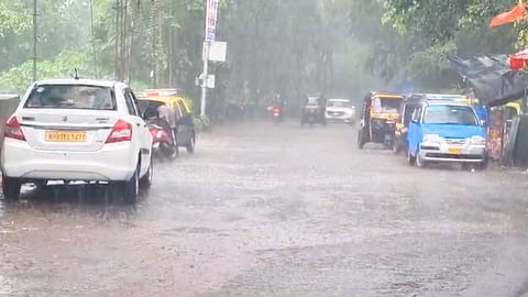 Mumbai Rain Update | मुंबई, ठाण्यात मुसळधार पाऊस कोसळण्यास सुरुवात झाली आहे. 