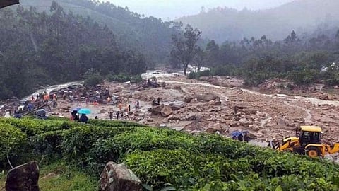 केरळच्या वायनाडमध्ये भूस्खलनामुळे विध्वंस; ढिगाऱ्याखाली दबून ५० हून अधिक जणांनी गमावला जीव