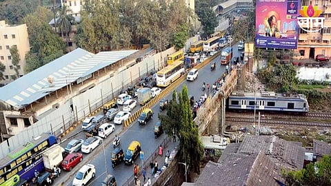 सायन उड्डाणपूल धोकादायक घोषित, अवजड वाहनांना बंदी; पर्यायी मार्गाचा वापर करा, BMC चे आवाहन