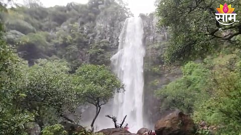 youth from karad drowned in kelavali waterfall near satara