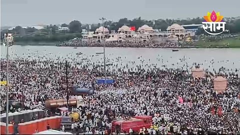 चंद्रभागेच्या तिरी लाखो वारकरी, पंढरपुरात विठुरायाच्या दर्शनासाठी भाविकांची तुफान गर्दी, पाहा PHOTO