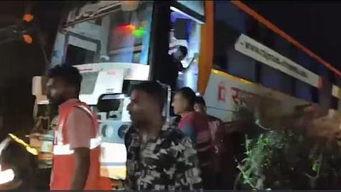 Gujarat Accident: रस्त्याच्या कडेला उभ्या राहिलेल्या बसला ट्रकची जोरदार धडक, ६ जणांचा मृत्यू