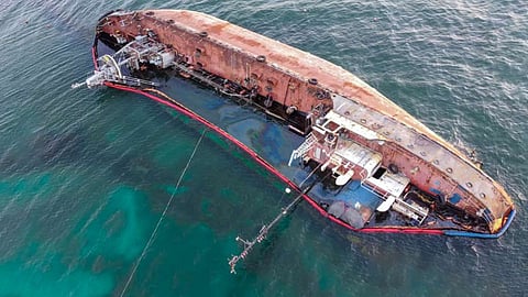 Oman Oil Tanker: समुद्रात बुडाले तेल टँकर जहाज, १३ भारतीयांसह १६ क्रू मेंबर्स बेपत्ता