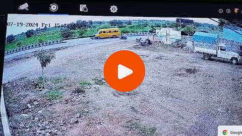 Sambhajinagar Accident: रस्ता ओलांडताना स्कूलबसची धडक, दुचाकीस्वाराला २० फूटापर्यंत फरफटत नेले; भयानक CCTV
