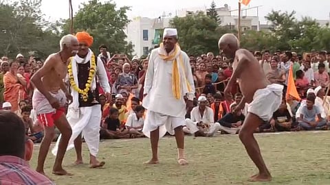 अंबाजोगाईत पहिला भव्य अश्व रिंगण सोहळा रंगला! सोहळ्यात वारकऱ्यांनी फुगड्या, कुस्ती खेळाचा लुटला आनंद