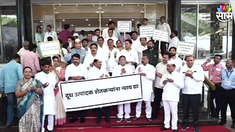 VIDEO: 'रामकृष्ण हरी, शेतकरी फिरतोय दारोदारी', शेतकरी प्रश्नांवरून विरोधक आक्रमक; सरकारविरोधात विधानभवनाच्या पायऱ्यांवर आंदोलन  