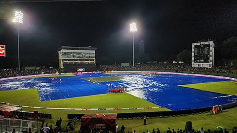 SL vs IND Rain: टीम इंडियाच्या फलंदाजीवेळी  वरुणराजाची ‘बॅटिंग’; पावसाने वाढवलं श्रीलंकेचं टेन्शन; भारतासमोर आता नवं आव्हान 