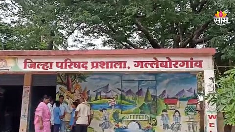 Chhatrapati Sambhajinagar: वर्गातील भिंतींना तडे, पत्र्यांना छिद्र,  बोरगावमधील जिल्हा परिषद शाळेची दुरावस्था; विद्यार्थी जीव धोक्यात घालून घेतायेत शिक्षण 