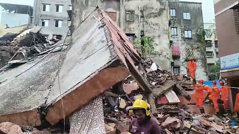 सीबीडी बेलापूरमधील शहाबाज गावात ४ मजली इमारत कोसळली; थरकाप उडवणारे PHOTO 