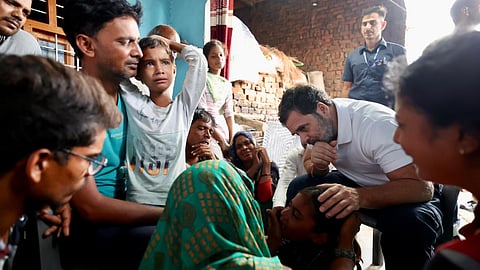 Photo : हाथरसमधील दुर्घटनेनंतर राहुल गांधींनी घेतली पीडित कुटुंबीयांची भेट
