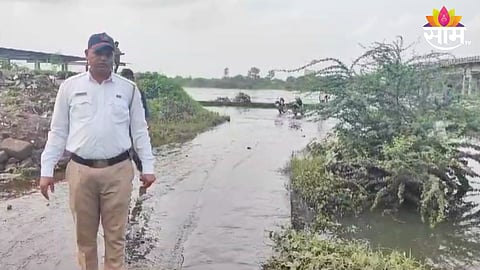 नदीवर फूले टाकण्यासाठी गेली अन् पडली; पोलीस कर्मचाऱ्याच्या प्रसंगावधानामुळे वृद्ध महिलेला मिळालं जीवनदान