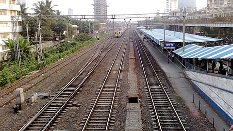 Mumbai Local Train: माटुंगा स्थानकातील मध्य रेल्वेच्या रेल्वे रुळाला तडे, लोकल सेवा ७ मिनिटे उशिराने  