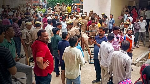 हाथरस चेंगराचेंगरी दुर्घटना : मृतांचा खच पाहून आला हृदय विकाराचा झटका, ऑन ड्युटी शिपायाचा जागीच मृत्यू 