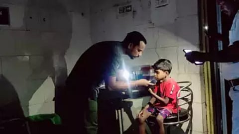 Chhattisgarh Health Center: धक्कादायक! आरोग्य केंद्रावर वीज संकट; मोबाईल टॉर्चच्या उजेडातच रुग्णांवर उपचार