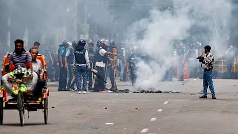 Bangladesh Violence: बांगलादेशमध्ये पुन्हा हिंसाचार! १४ पोलिस कर्मचाऱ्यांसह ९० जण ठार, भारतीयांना तिकडे न जाण्याचा सल्ला