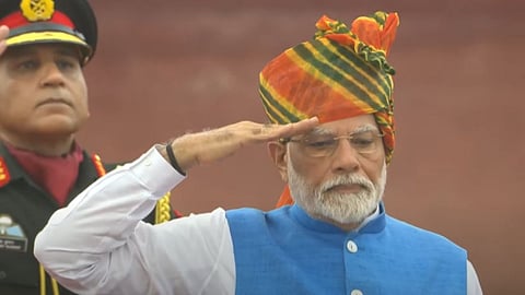 नरेंद्र मोदी यांच्या हस्ते लाल किल्ल्यावर ध्वजारोहन