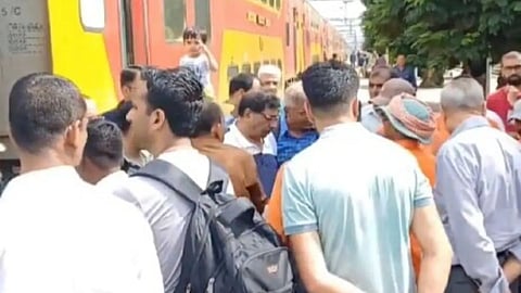 Gujarat Accident: सुरतजवळ रेल्वे अपघात; डबल डेकर अहमदाबाद-मुंबई एक्स्प्रेसचे दोन डबे इंजिनपासून निखळले 