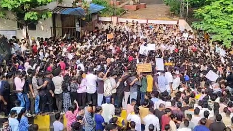  चिमुकल्या मुलींवरील अत्याचाराविरोधात बदलापूर बंद; शेकडो नागरिकांचा शाळेविरोधात संताप, नेमकी परिस्थिती काय?