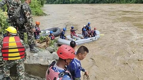 भयंकर! ४० प्रवाशांना घेऊन जाणारी बस नदीत कोसळली 