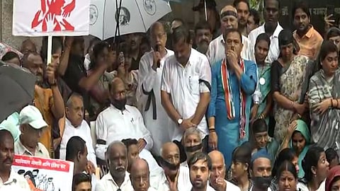 'मी शपथ घेतो की...'; शरद पवारांनी भरपावसात कार्यकर्त्यांना दिली शपथ ; महिला अत्याचाराविरोधात राष्ट्रवादी आक्रमक, VIDEO