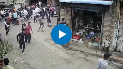 भरचौकात राडा! किरकोळ वाद टोकाला; पाहा CCTV व्हिडिओ