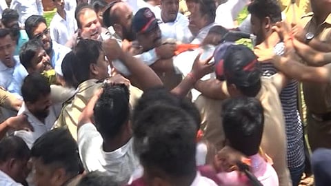 Rajkot Fort:  ठाकरे- राणेंचे कार्यकर्ते किल्ल्यावरच भिडले; महाराजांच्या राजकोट किल्ल्यावर लज्जास्पद राडा 