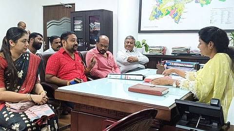 48 तासात खड्डे बुजवा अन्यथा त्याच खड्ड्यात अधिकाऱ्यांना बसवू, मनसेचा केडीएमसीला इशारा 