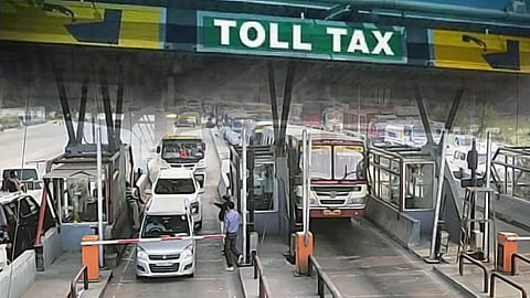 No Toll Tax: एक नंबर!  आता २० किलोमीटरपर्यंत फ्री चालवा कार! एक रुपयाचाही नाही लागणार टोल 