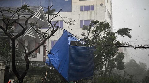 Typhoon Yagi Video: निसर्ग कोपला! प्रतितास 300 km च्या गतीने येतंय विशानकारी वादळ, चीनमधील नागरिकांना घरातून बाहेर निघण्यास बंदी