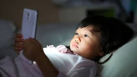 Mobile Use: मोबाईल मुलांच्या हातात देताय, सावधान! मोबाईलच्या वापरामुळे डोळे होतात वाकडे?