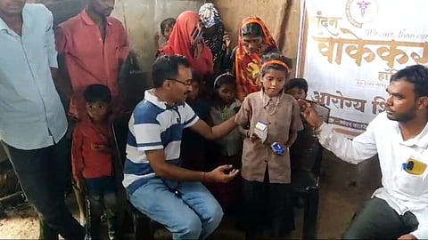 Buldhana News: शेकडो रुग्णांचे प्राण वाचवणारा देवदूत! १५ किमीची पायपीट करत स्वखर्चाने करतोय उपचार