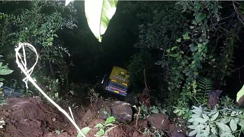 Raigad Accident: रायगडहून ऐरोलीला जाणाऱ्या बसचा अपघात;  ५० फुट खोल दरीत कोसळली प्रवाशांनी भरलेली बस