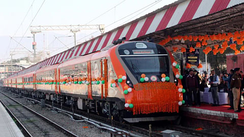 Vande Bharat Train Maharashtra: पुणे ते हुबळी, नागपूर ते सिकंदराबाद धावणार वंदे भारत; जाणून घ्या ट्रेनचा वेळ  आणि तिकिटांचा दर 
