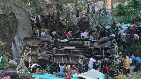 काश्मीरमध्ये पुन्हा भीषण दुर्घटना; BSF जवानांनी खचाखच भरलेली खोल दरीत कोसळली, ४ जणांचा मृत्यू