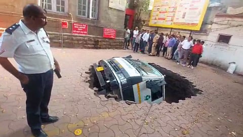 Pune Truck Collapsed 