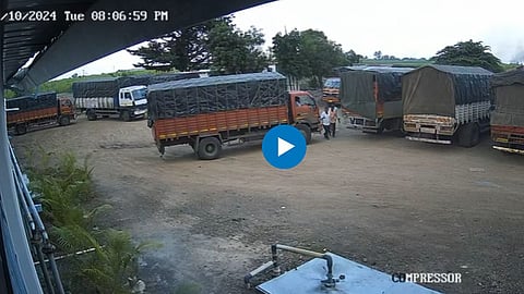 दोन ट्रकमध्ये अडकला; चालता बोलता कामगार जिवानिशी गेला, अपघाताचा थरार CCTVत कैद