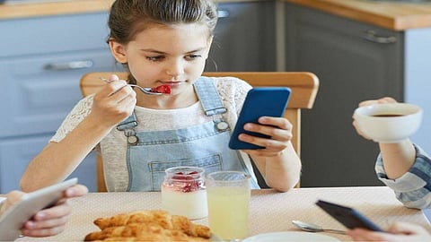 Children Yoused Phone While Eating 