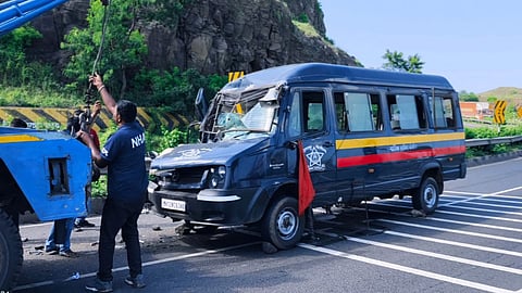 Nashik Accident: मुख्यमंत्र्यांच्या बंदोबस्तासाठी निघालेल्या पोलिसांच्या गाडीचा अपघात; १२ जखमी
