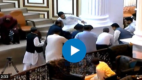 MLA Fight : विधीमंडळ की कुस्तीचा आखाडा? आमदारांमध्ये तुंबळ हाणामारी, Video Viral  
