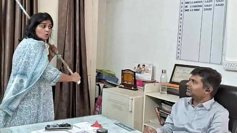 वाढीव बिलामुळे नगरसेविका भडकली; काठी घेऊन वीज वितरण कार्यालयात अधिकाऱ्यांवर खेकसली