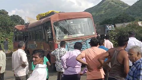 nandurbar Accident News : नंदूरबारमधील कोंडाईबारी घाटात भरधाव ट्रकने बसला जोरदार धडक दिली. 