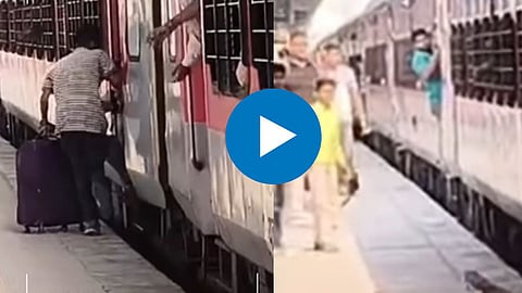  एक व्यक्ती धावती ट्रेन पकडताना खाली पडला. प्रवाशांनी वेळीच त्याला मागे खेचल्याने त्याचे प्राण वाचले आहेत. 