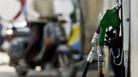 Petrol Diesel Prices: नव्या वर्षाआधी पेट्रोल-डिझेलच्या दरात होणार कपात, पेट्रोलियम मंत्र्यांनी दिले संकेत 