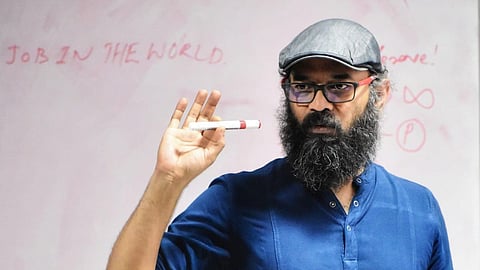 प्रसिद्ध दिग्दर्शकाने संपवलं जीवन; राहत्या घरात कुजलेल्या अवस्थेत आढळला मृतदेह