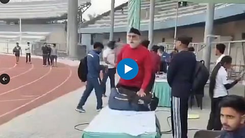  स्पर्धा संपली, मैदानावरच फोनवर बोलता बोलता खाली कोसळला; खेळाडूचा हार्ट अटॅकनं मृत्यू, VIDEO
