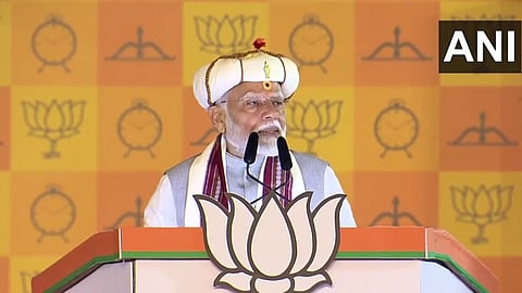 पुणेकराच्या हातातील आईचा फोटो पाहून PM नरेंद्र मोदी भावुक; पुण्यात नेमकं काय घडलं?